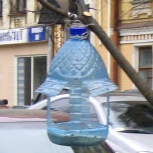 кормушка для птиц из пластиковой тары 