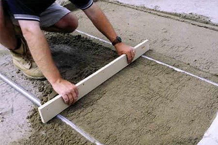 выравнивание цементно-песчаной основы 