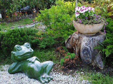 садовая скульптура лягушка-дачница 