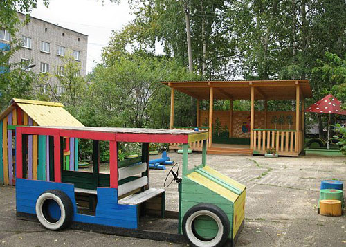 Машинка из дерева на детской площадке
