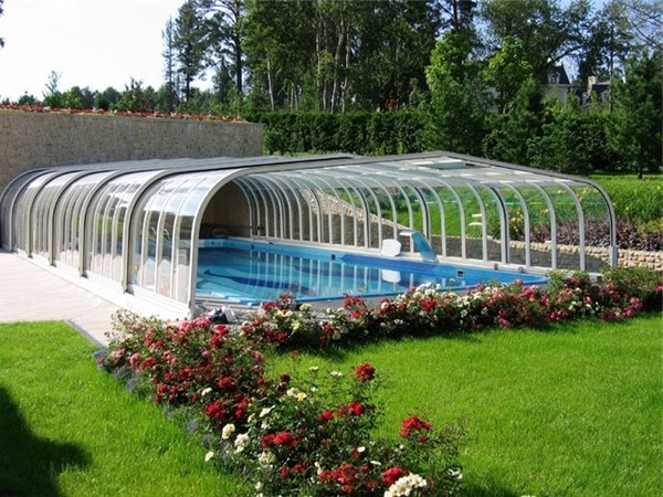 Фото бассейна во дворе частного дома с телескопическим поликарбонатным укрытием