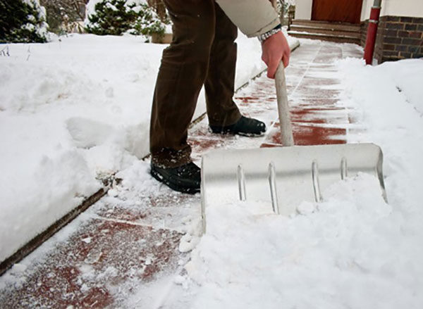Уборка лопатой снега