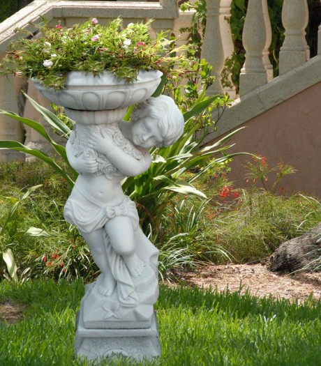 садовая скульптура с вазоном 